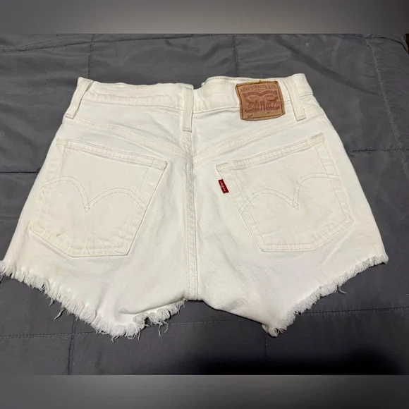 Levi white denim shorts. Fits a size 25. - Picture 2 of 2